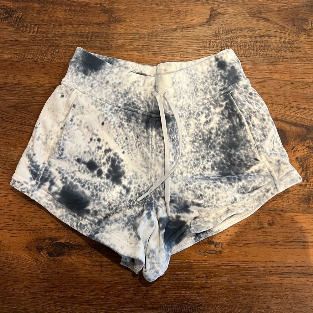 Lululemon Size 2 Inner Glow Gray/Blue White Women's Tie-Dye Shorts - Picture 3 of 7